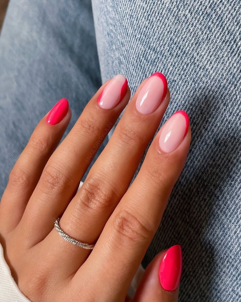 ongles roses vifs, ongles simples avec un design