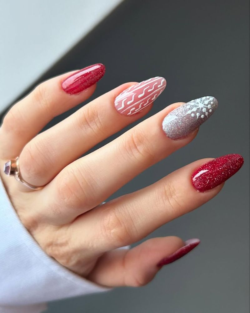 idée nail art hiver rouge pailleté avec argent et art blanc