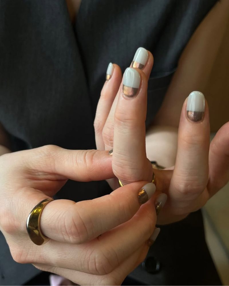 ongles en style K avec blanc et cuivre pour un look automnal chic