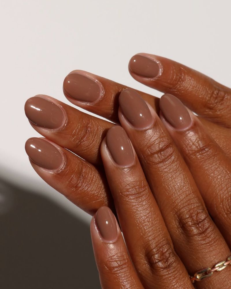 ongles d’automne simples et chics en teinte marron