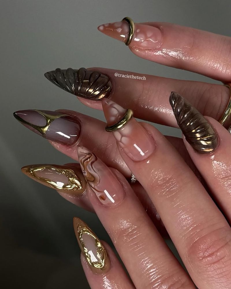 longs ongles stilettos marron avec art d’ongle chrome doré