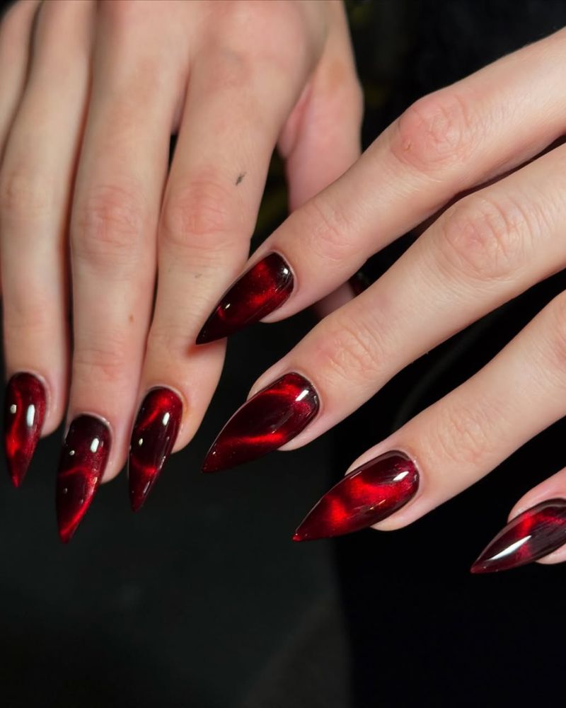 ongles stiletto pointus avec polish chat-œil rouge