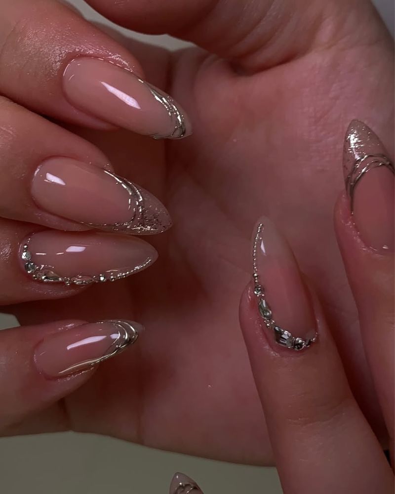 ongles stiletto nude avec nail art argenté