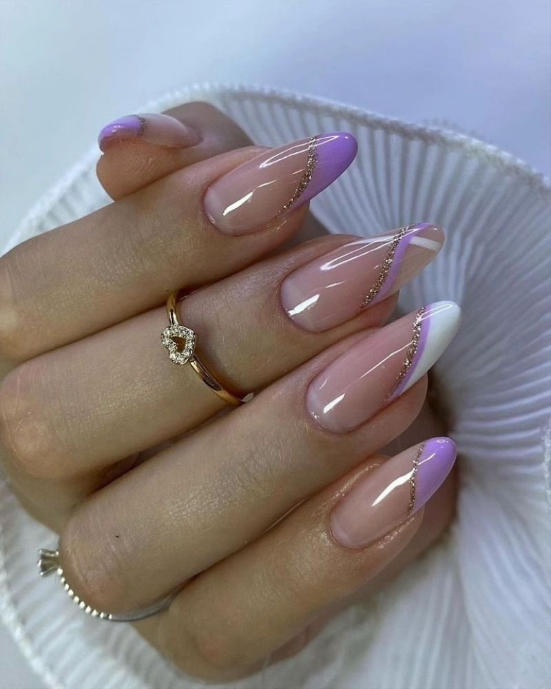 dessins d'ongles à bouts blancs, ongles violets, manucure simple