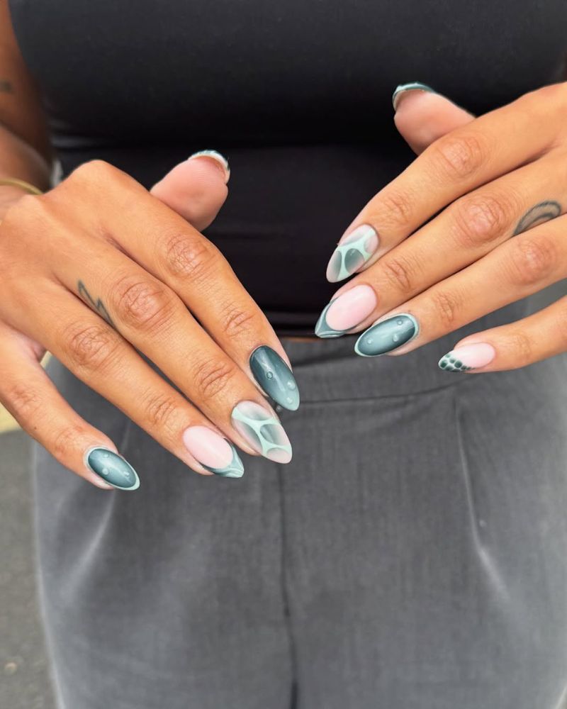 ongles sarcelle en dégradé et aura sur forme amande