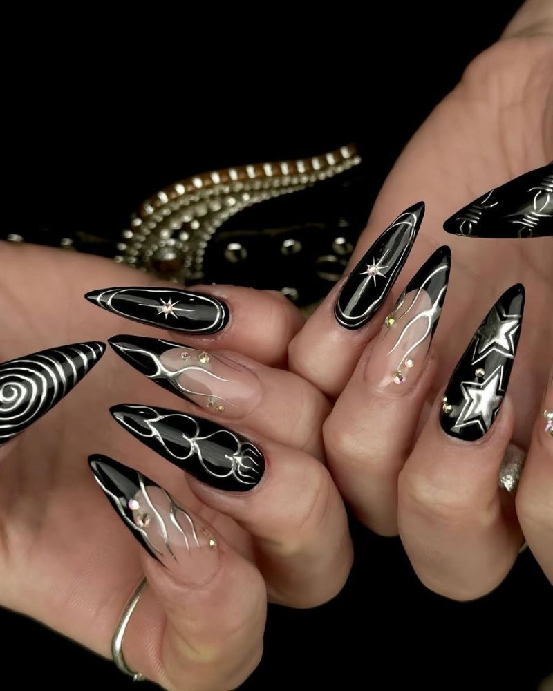 ongles stilettos, ongles noirs avec extrémités noires