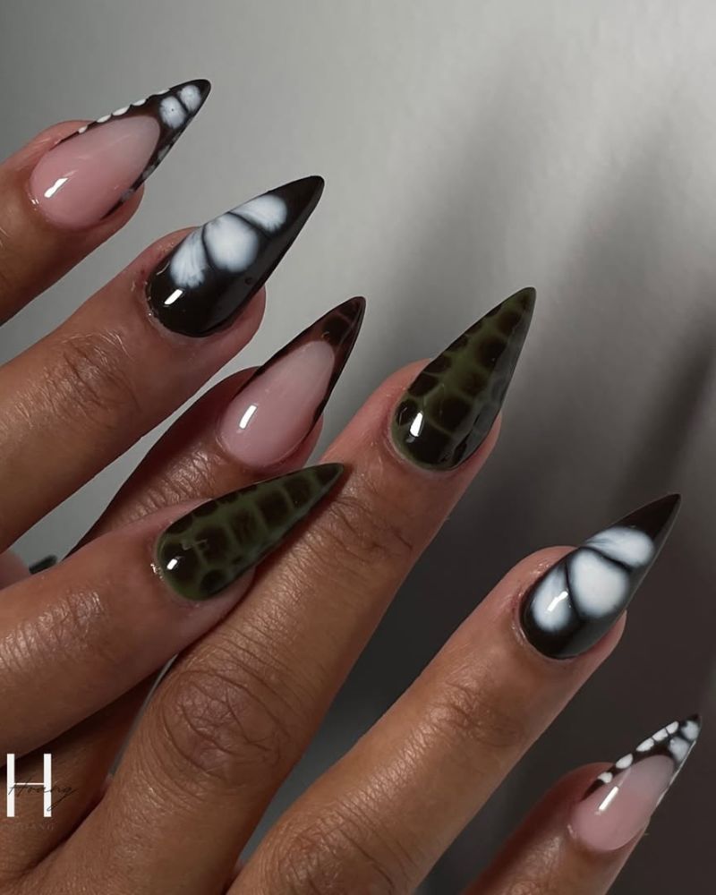 ongles stiletto pointus en noir, vert foncé et marron
