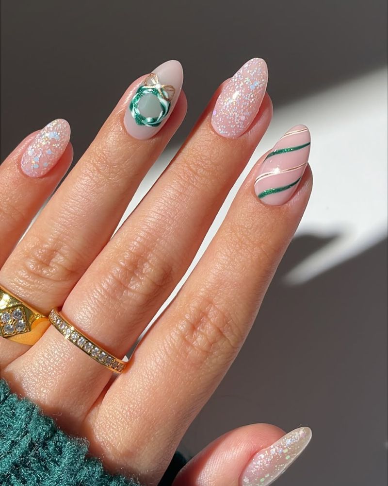 ongles nude nets avec art ongulaire festif pour Noël