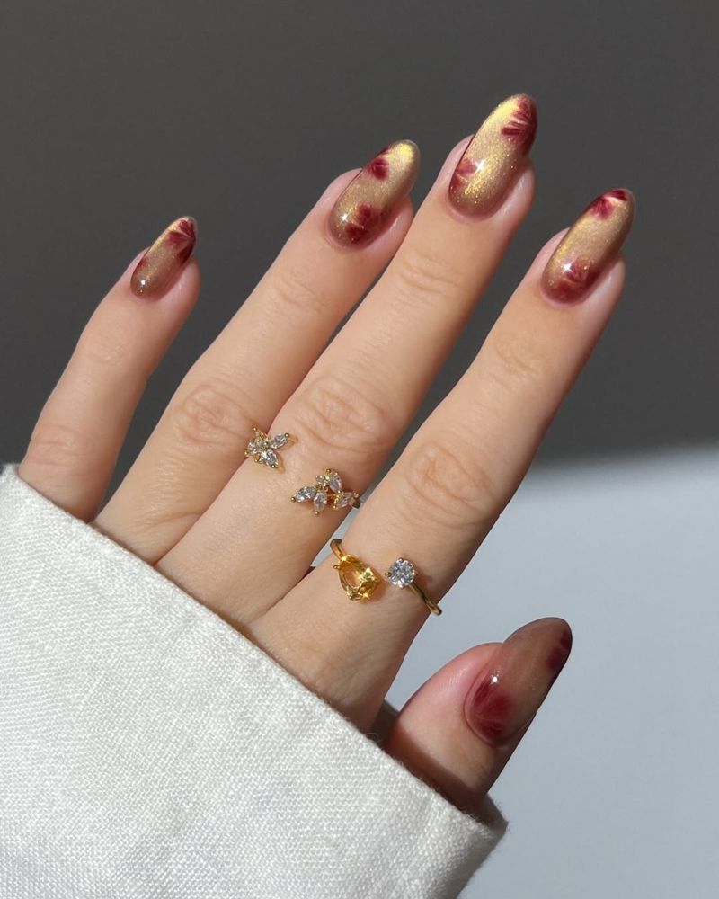 ongles œil de chat dorés sur base amande pour nail art chic d’automne