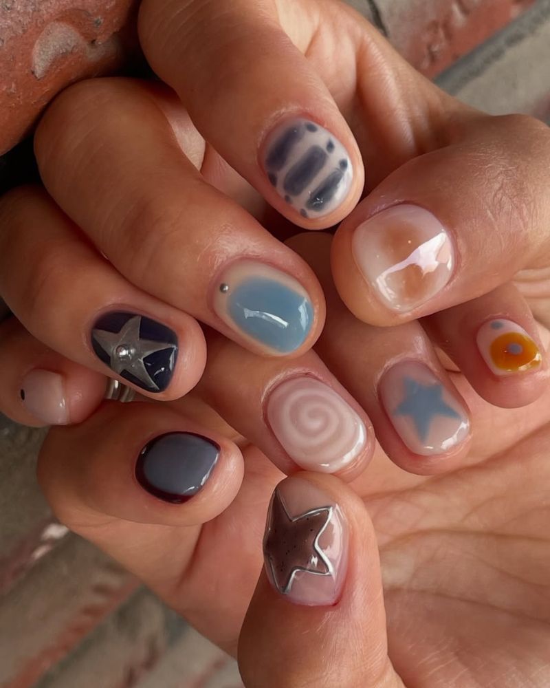 joli design d’ongles courts automnaux en tons bleu et orange