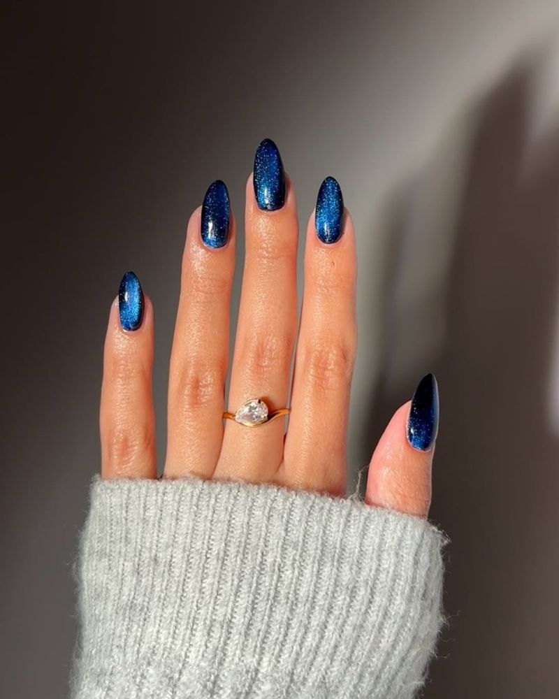 ongles effet œil de chat, vernis bleu magnétique