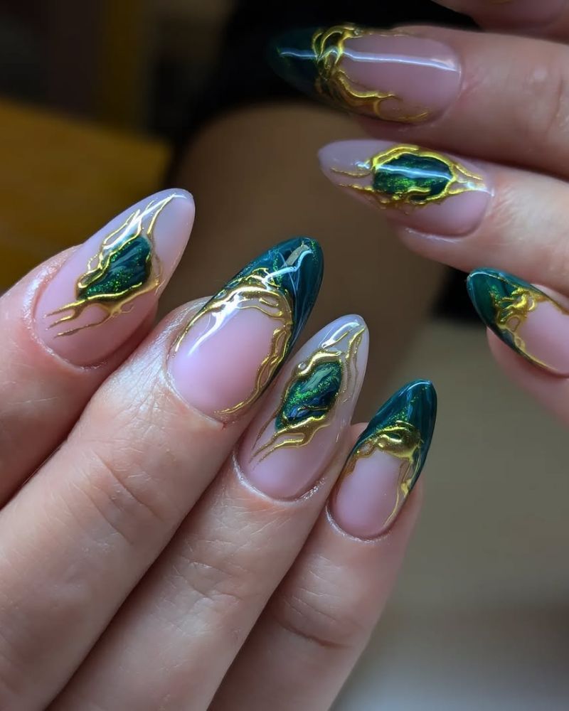 ongles vert émeraude, nail art doré, manucure base nude