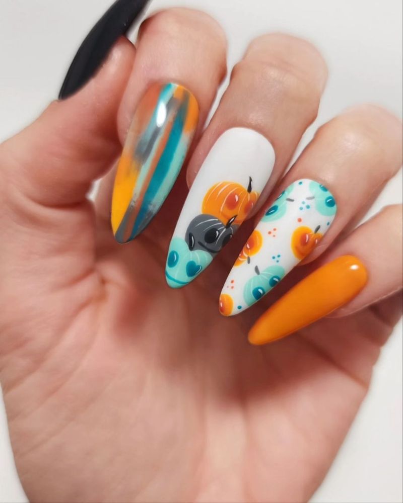 ongles stiletto d’automne pour Halloween avec citrouille, vernis orange, noir et bleu