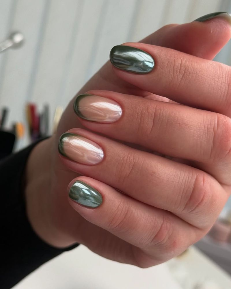 ongles courts élégants automne vert et chrome