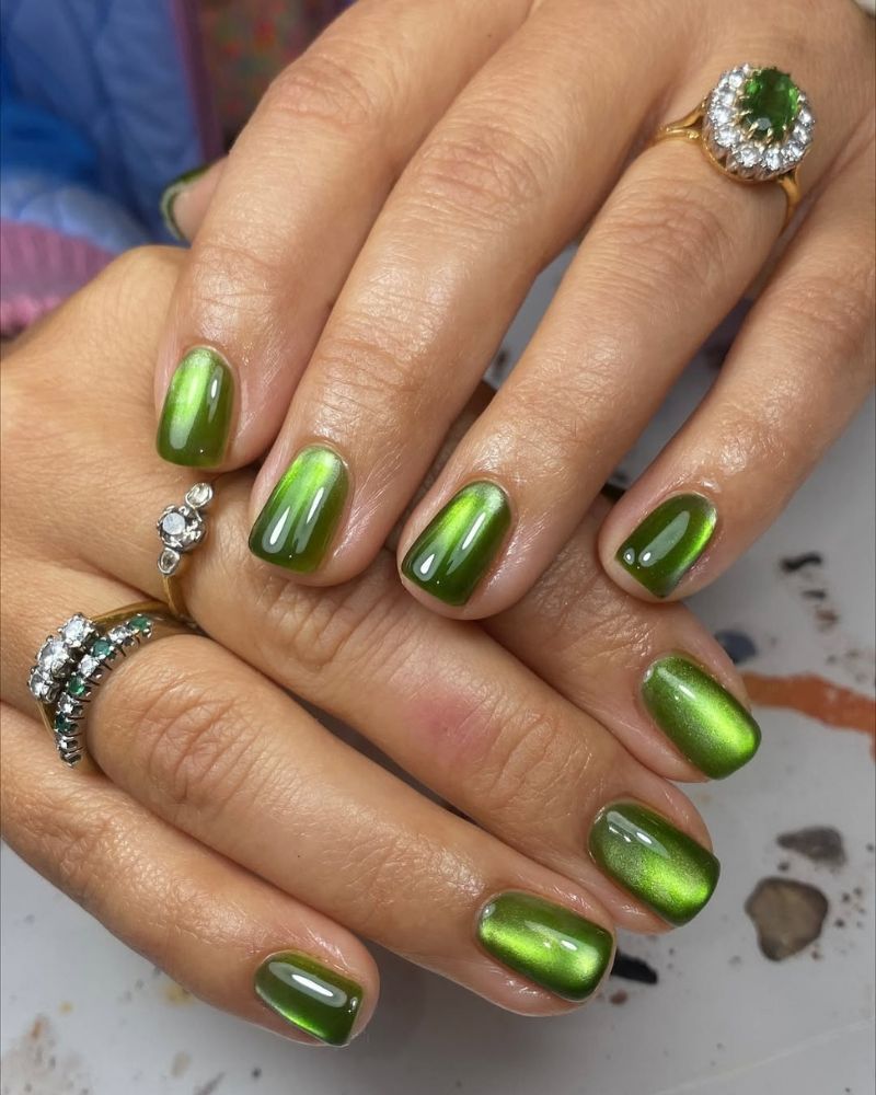 ongles courts verts cat eye pour Noël