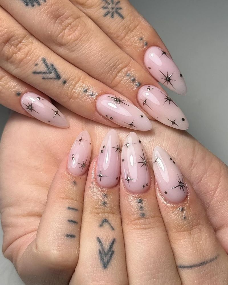 base rose nude, ongles amande longs, designs de nail art rose clair