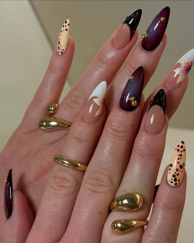 longs ongles stilettos avec french manicure, aura et fleurs