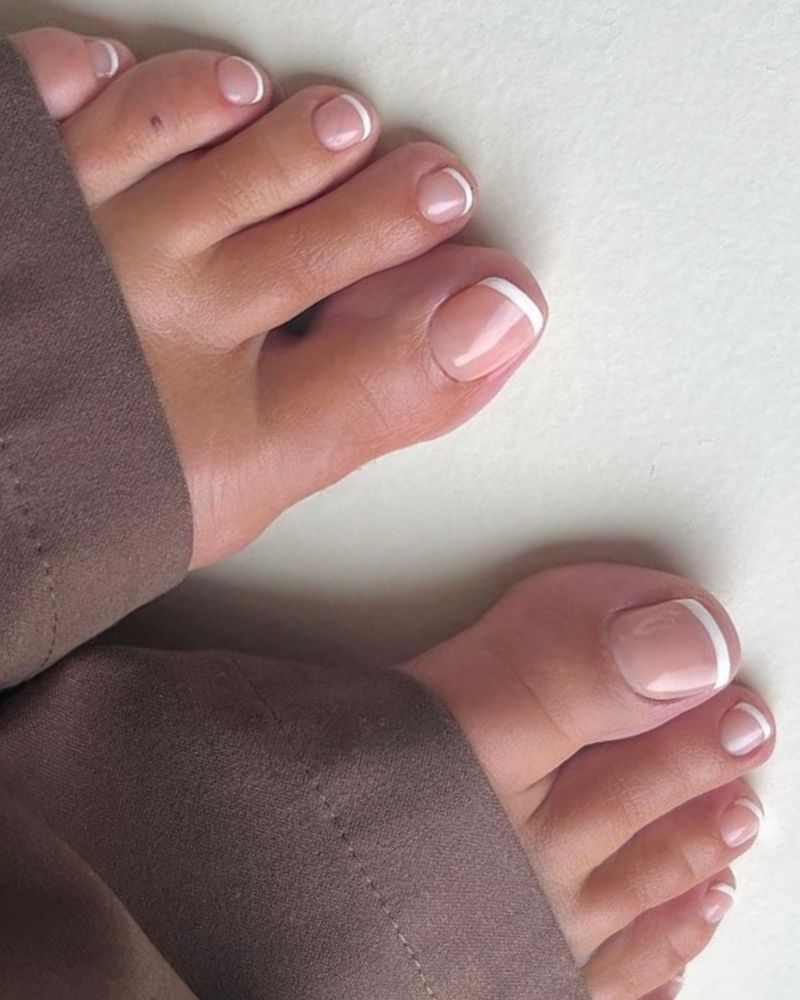 pédicure française naturelle, bouts blancs sur les orteils