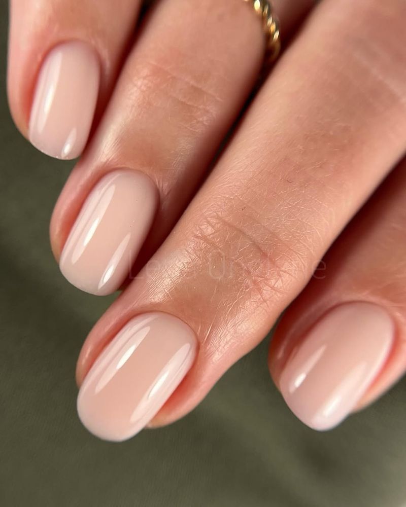 ongles nude courts pour une manucure chic