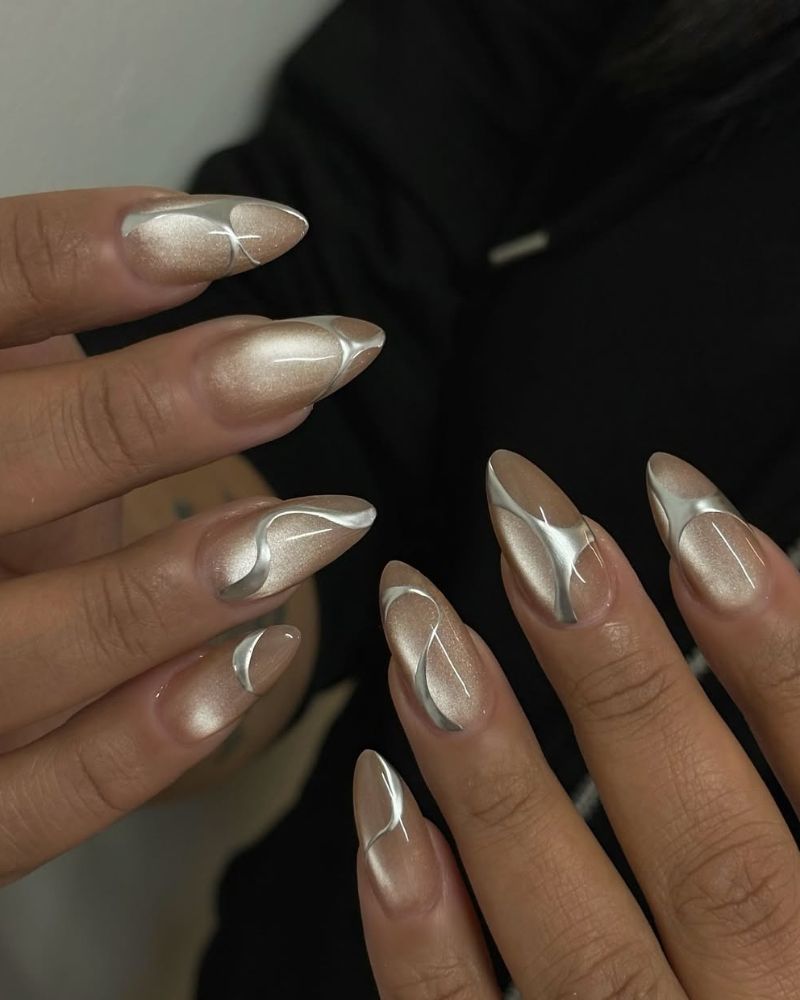 ongle argenté chrome sur manucure longue forme amande