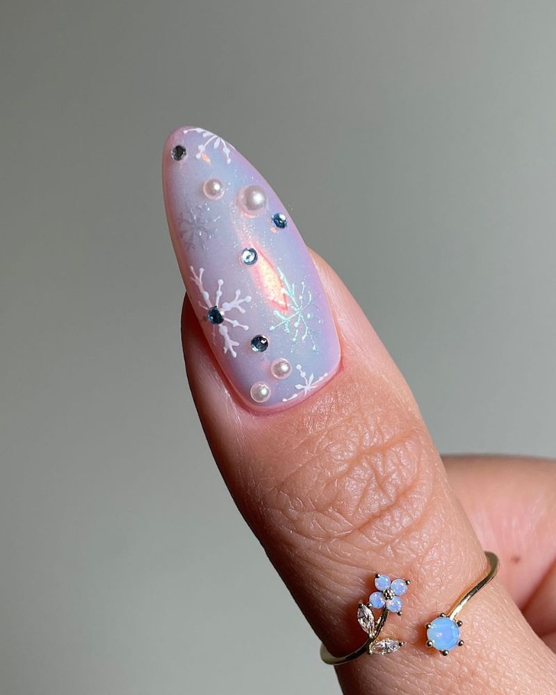 nail art flocon de neige, idée d'ongles d'hiver