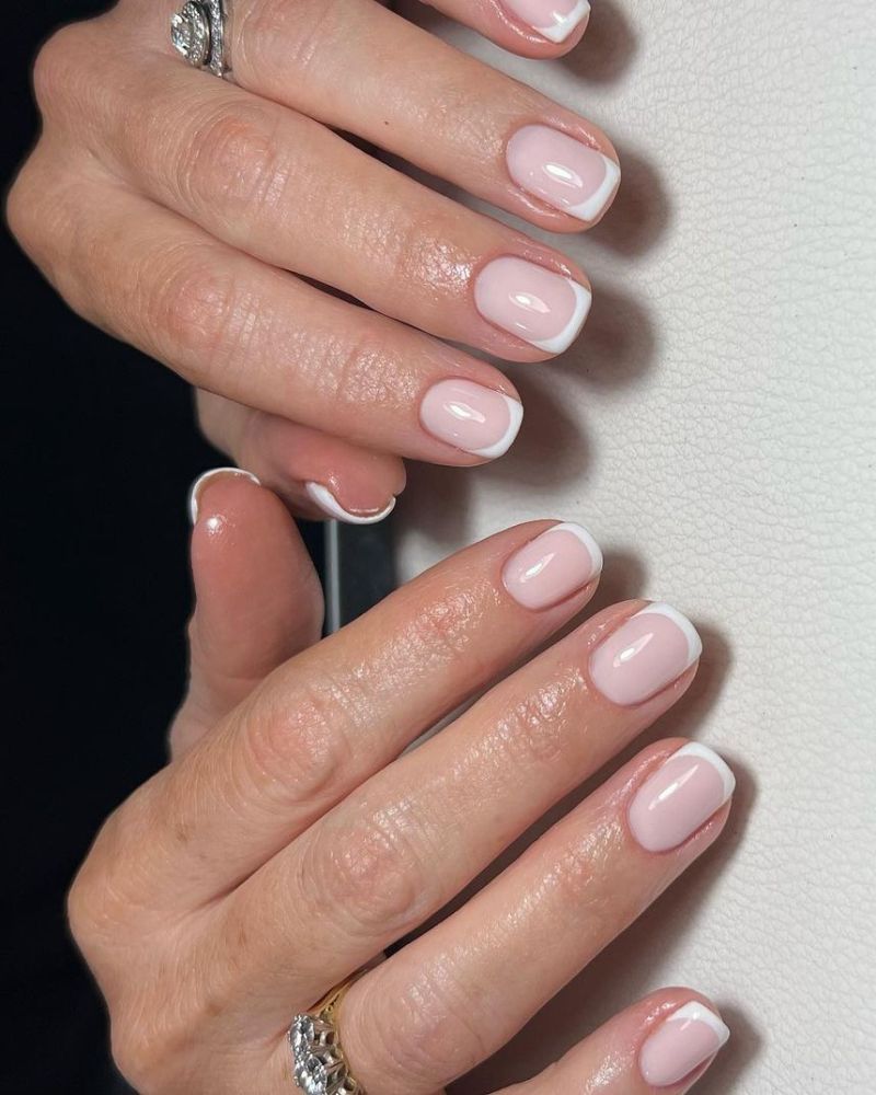 ongles french tips blancs avec base rose clair
