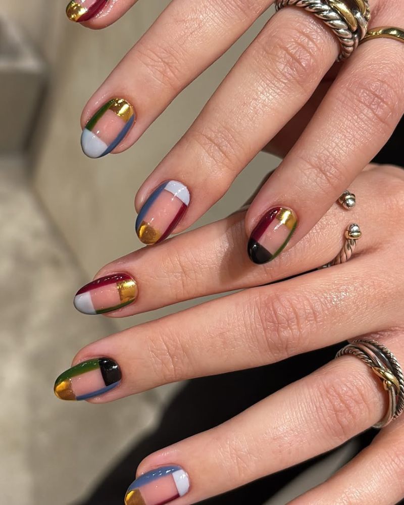 inspiration ongles hiver, couleurs festives sur base nude