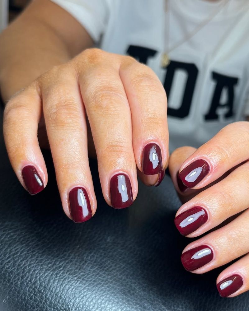 ongles rouge cerise, manucure simple, ongles courts