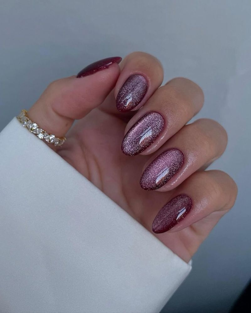 ongles cat eye bordeaux pour manucure de saison
