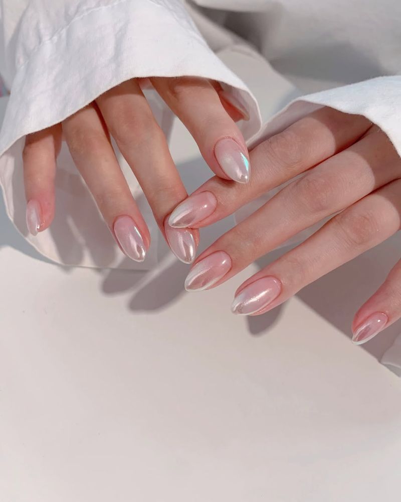 ongles nude chrome avec pointes ombrées blanches