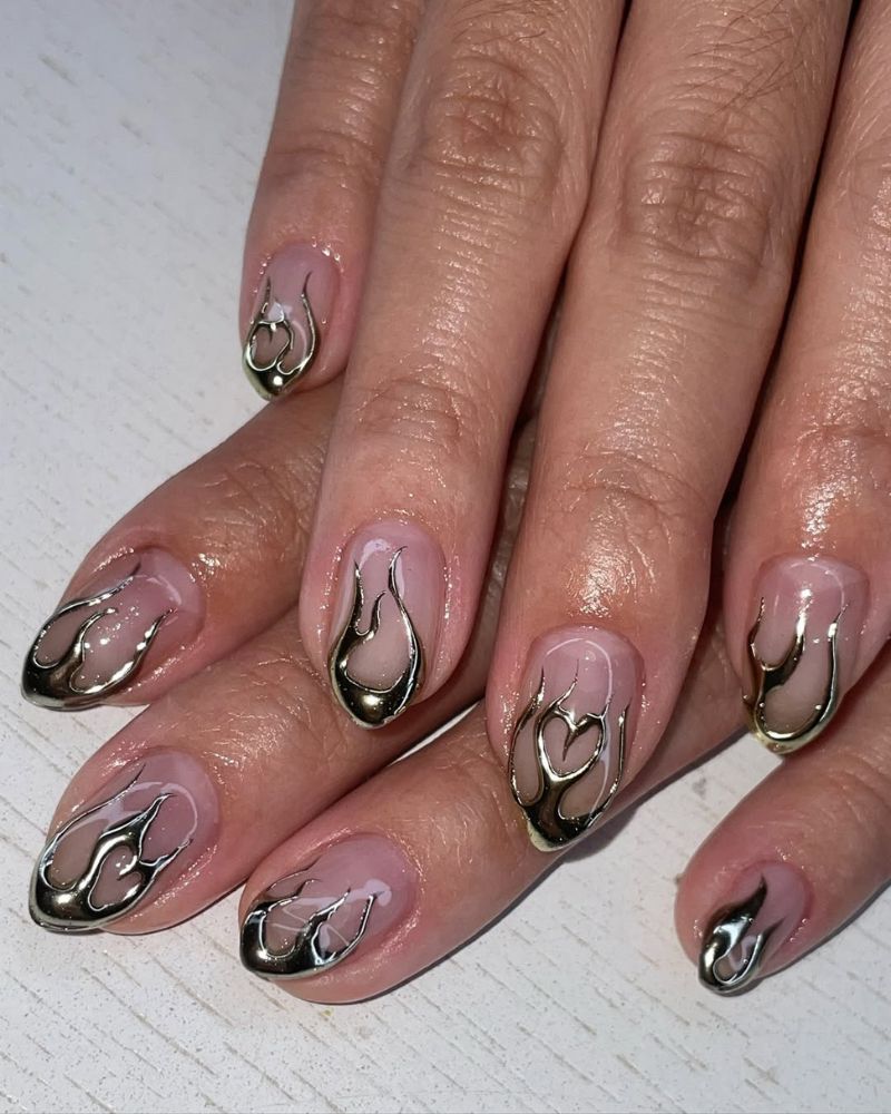 nail art flammes argentées sur pointes, base naturelle