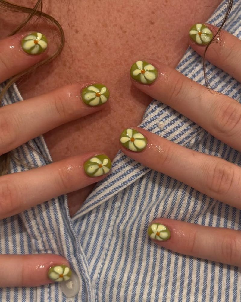 ongles verts pour l’automne avec art floral simple