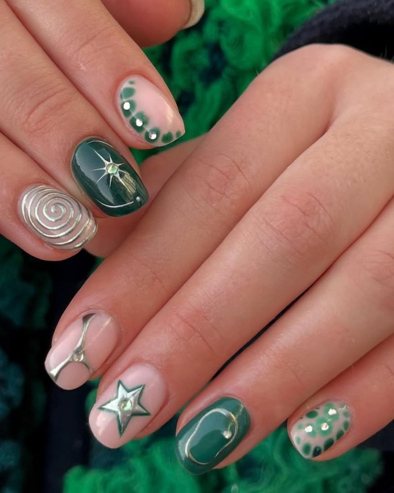 ongles courts, nail art argenté, ongles vert émeraude
