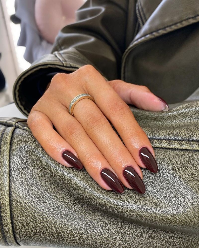 ongles rouge foncé d’automne, ongles marron