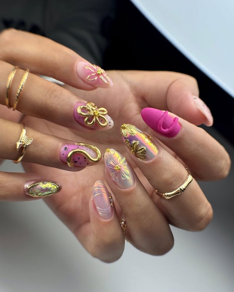 ongles roses et dorés avec nail art chrome et 3D