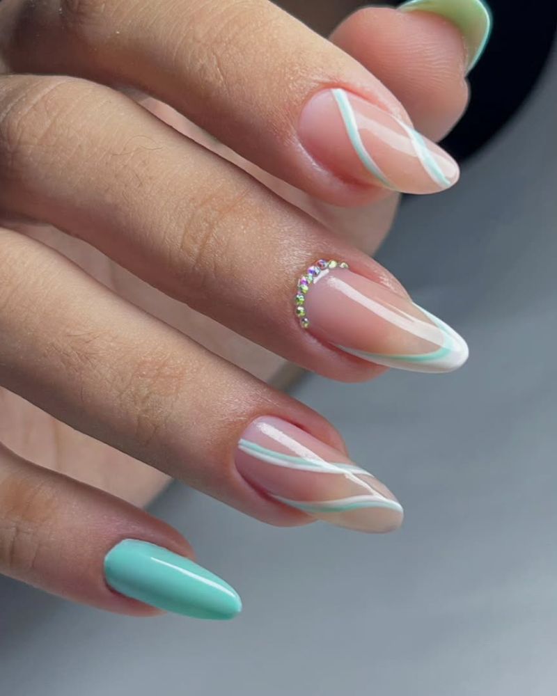 manucure fine, ongles turquoise