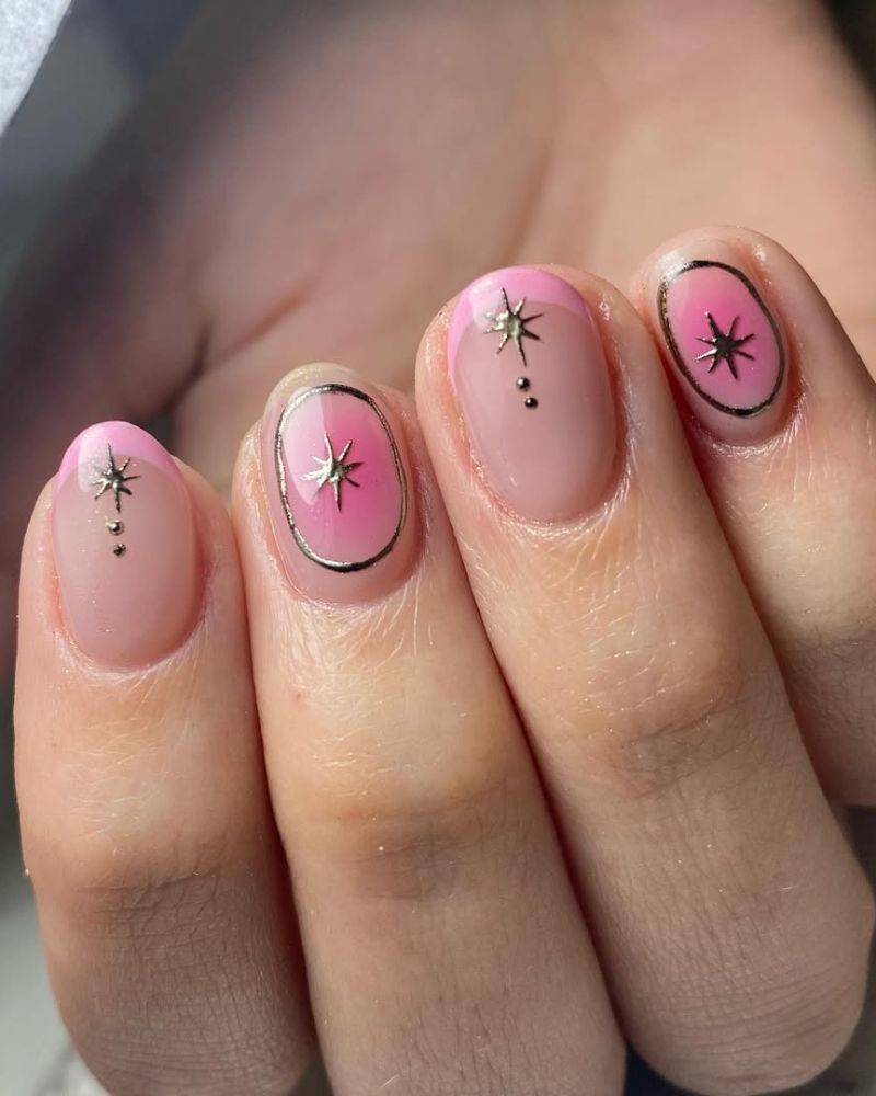 ongles courts, motif rose sur ongles, french tip colorée