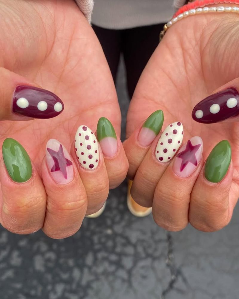 ongles bordeaux et bleus avec nail art amusant