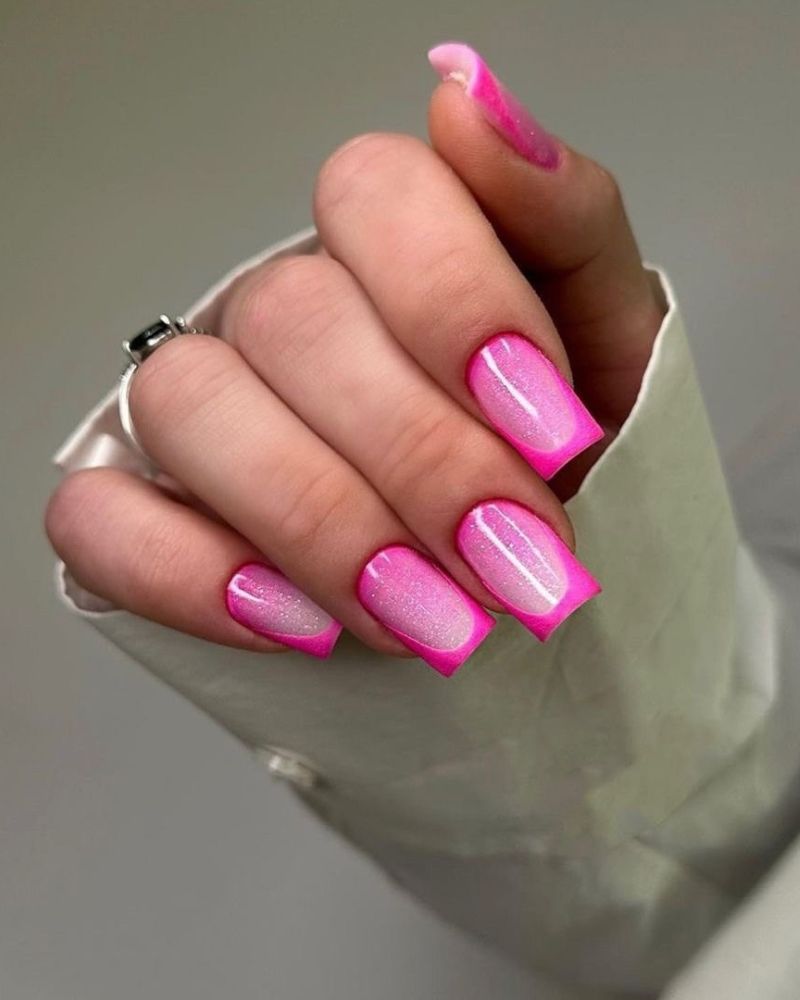 ongles roses scintillants, french rose vif