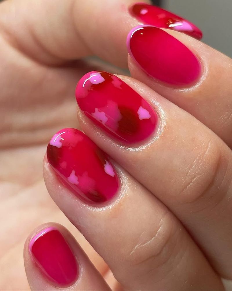 ongles courts roses vifs avec design