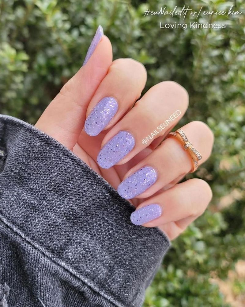 ongles violets avec paillettes violettes