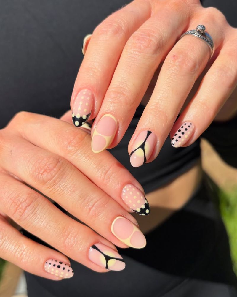 nail art noir et jaune pour ongles d'automne