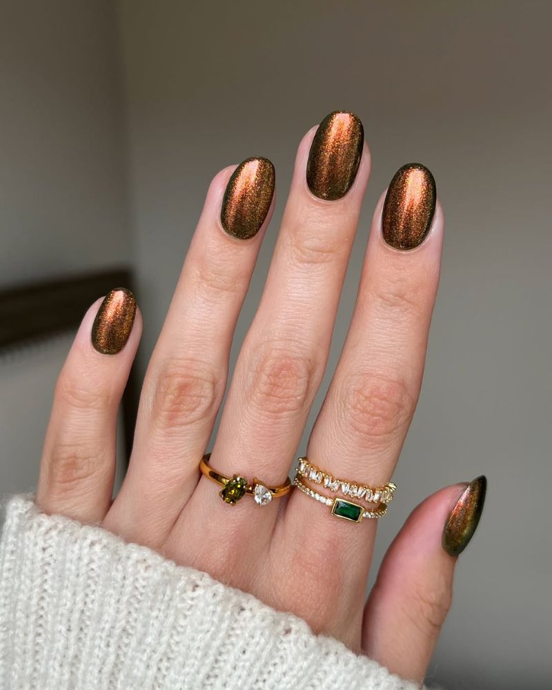 ongles courts d’automne avec vernis scintillant