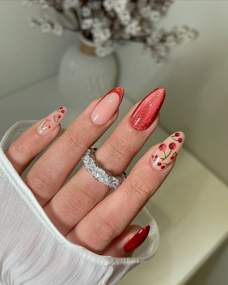 art d'ongle cerise, ongles cat eye rouges, ongles d'été simples