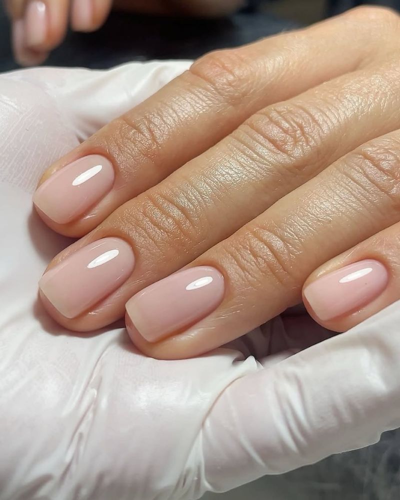 ongles nude, ongles courts, manucure soignée