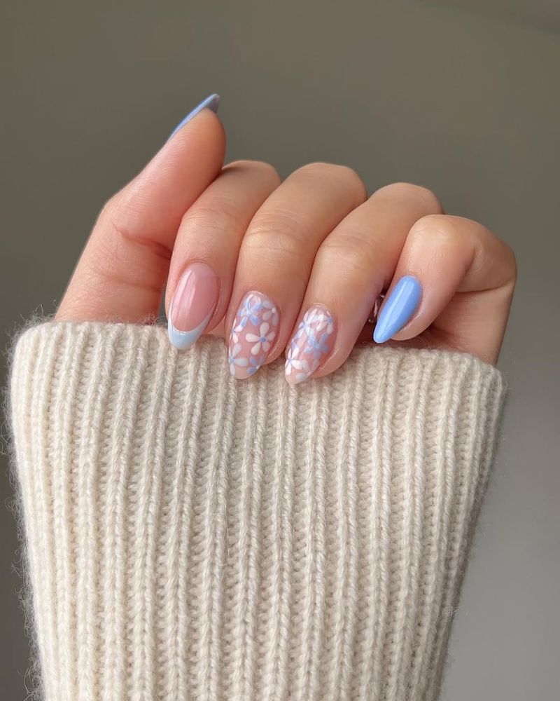 ongles bleu ciel, design simple de fleurs