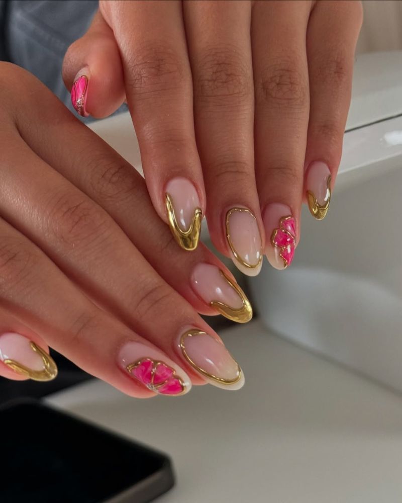 ongles dorés, art floral rose