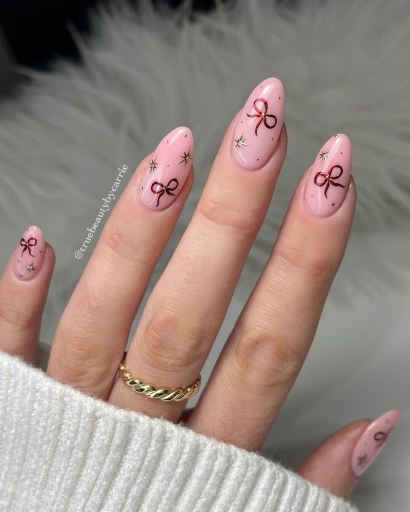 ongles amande nude avec jolis nœuds et étoiles