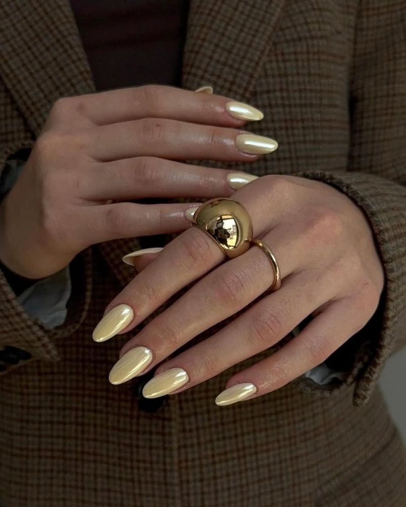 idées d’ongles chrome jaune beurre pour l’automne