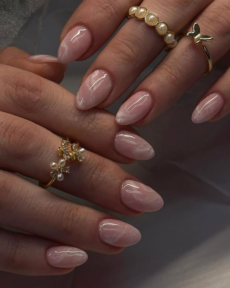 ongles nude courts avec nail art marbre blanc